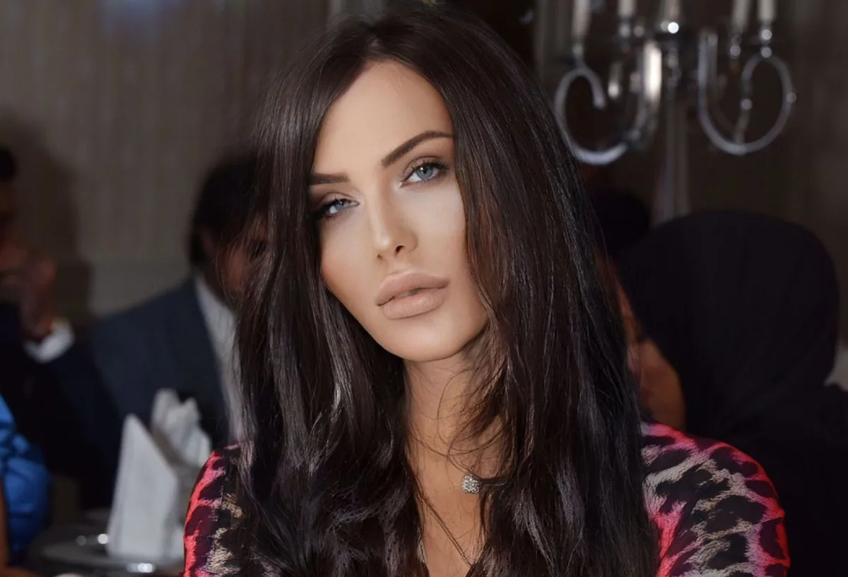 Michaela Astro Kırmızı Giyin Aşksız Kalmayın