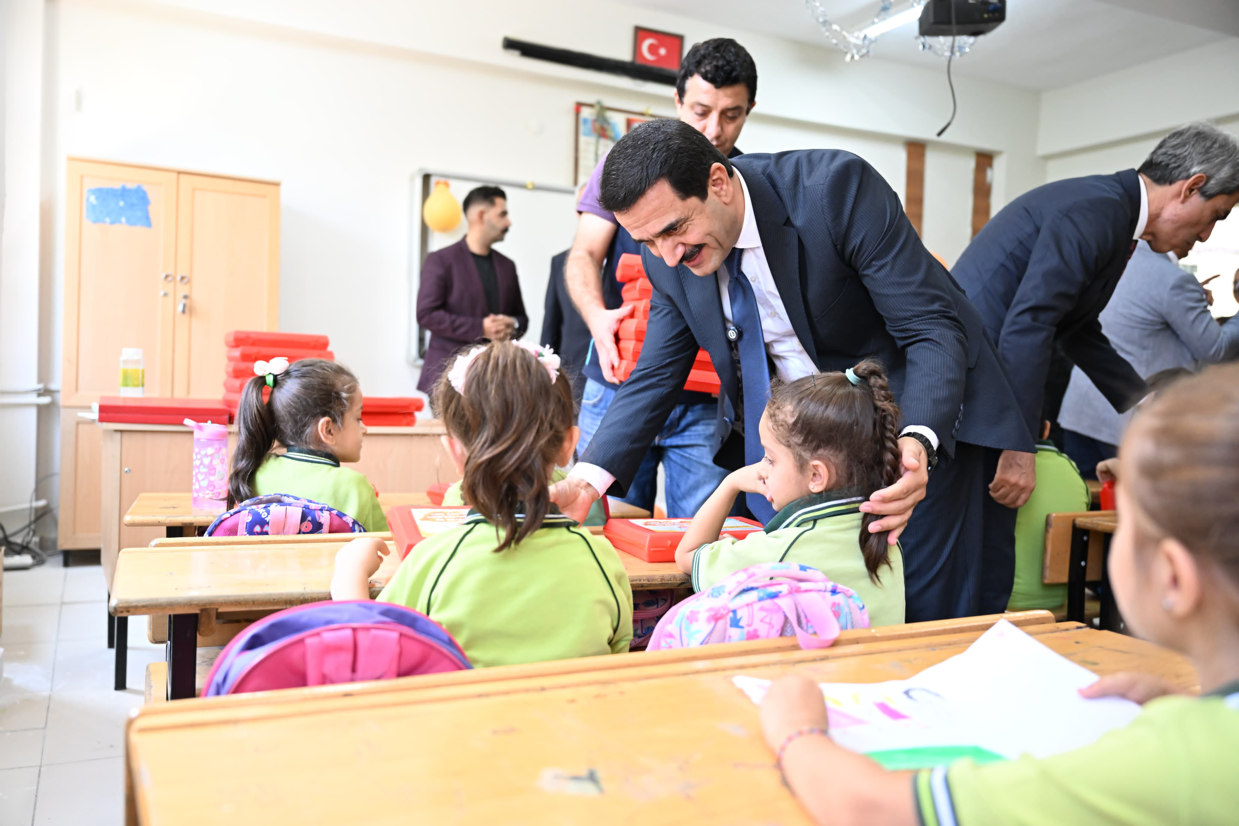 Başkan Taşkın'dan 1. Sınıf Öğrencilerine Sürpriz Hediyeler