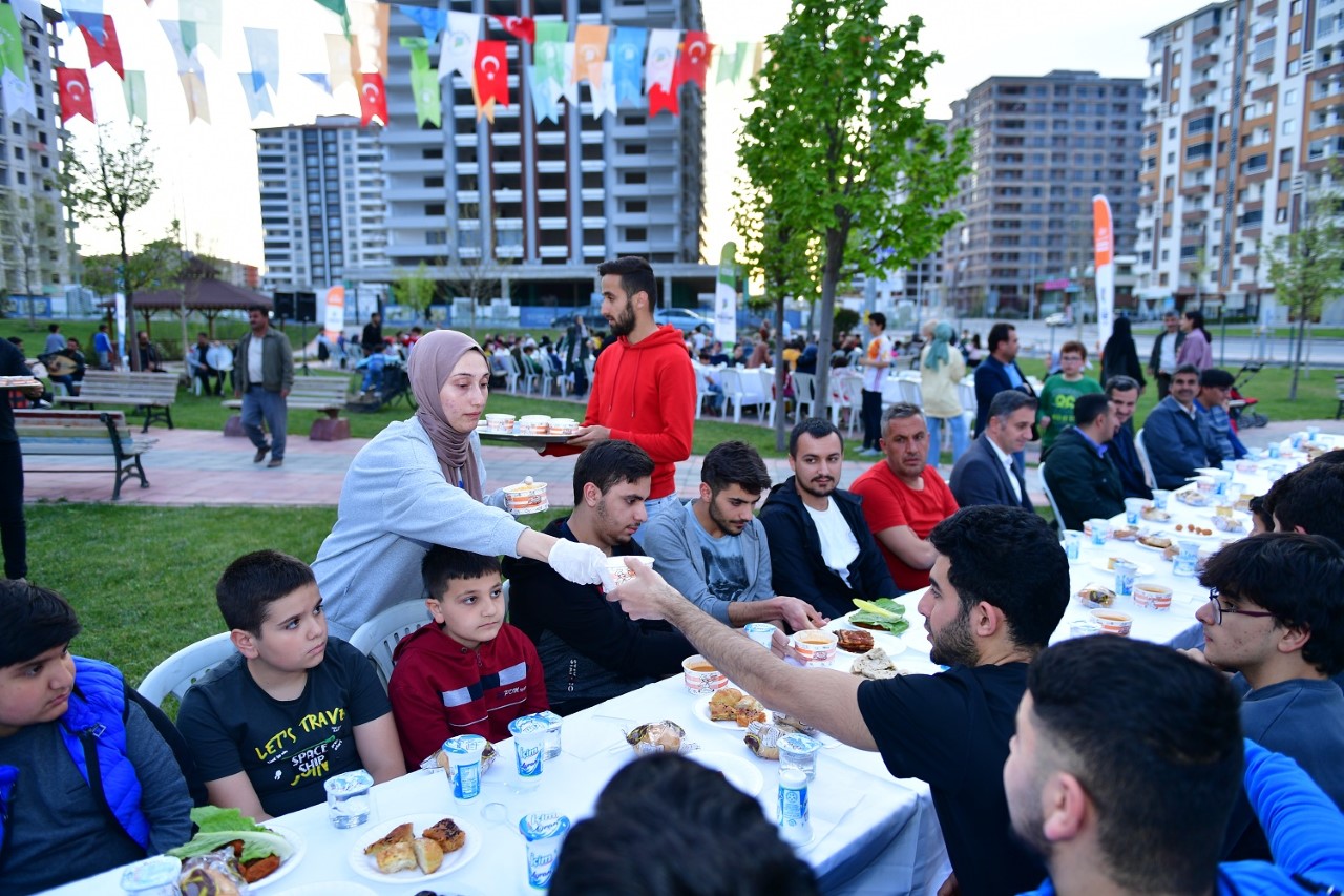 Bostanbaşı Kültür ve Sanat Merkezi Kursiyerleri İle Mahalle Sakinleri Yetim ve Öksüz Çocuklar İçin İftar Sofrası Kurdu