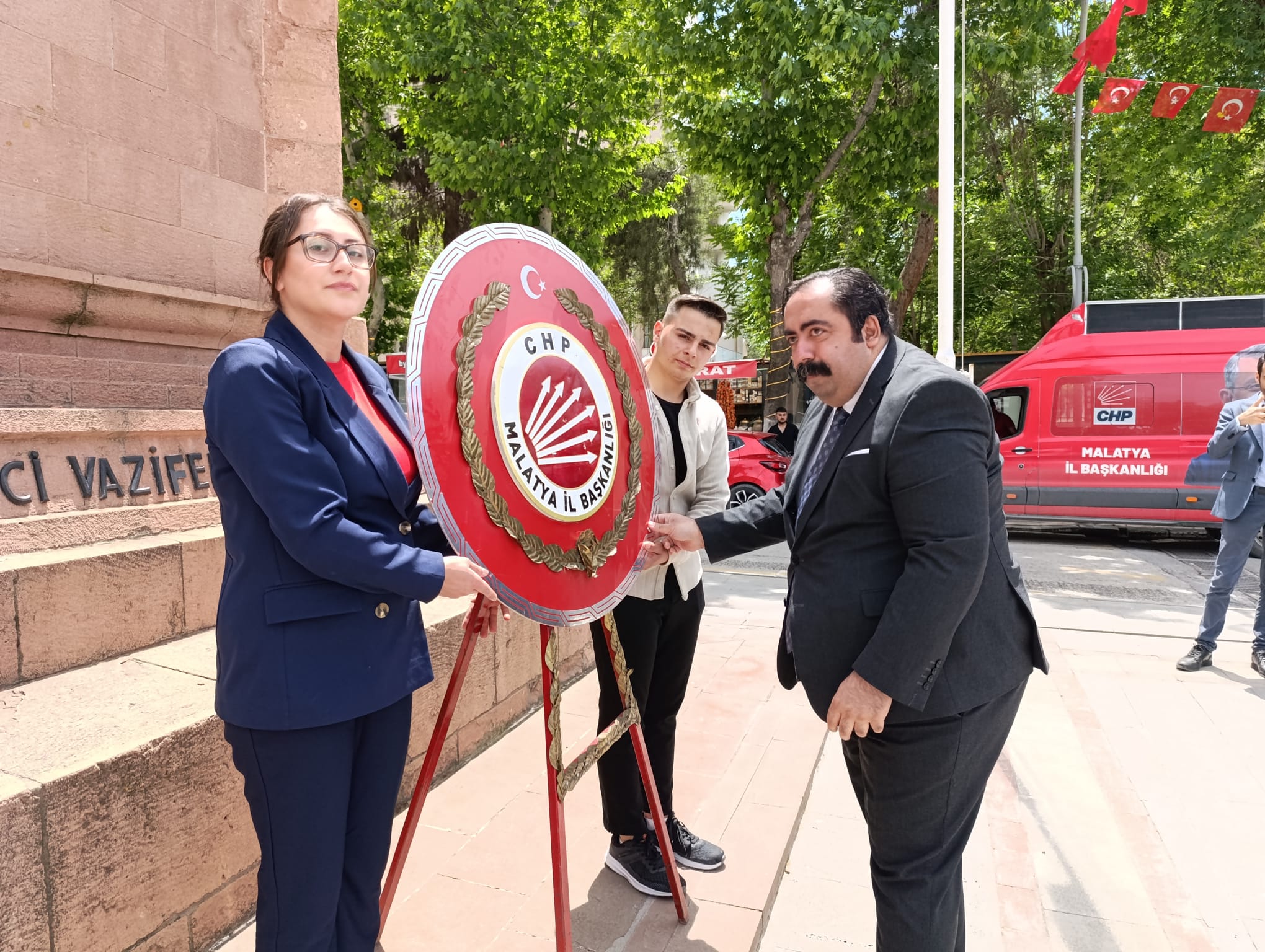 CHP’den Atatürk Anıtına Çelenk