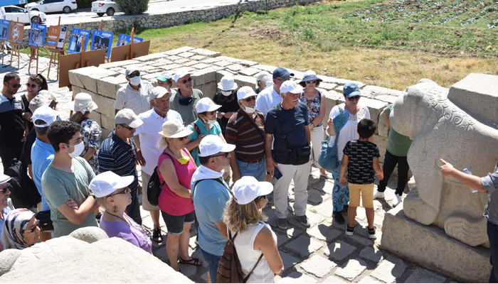 DÜNYA KÜLTÜR MİRASI LİSTESİ’NE GİREN ARSLANTEPE HÖYÜĞÜ  İLK TURİST KAFİLESİNİ AĞIRLADI