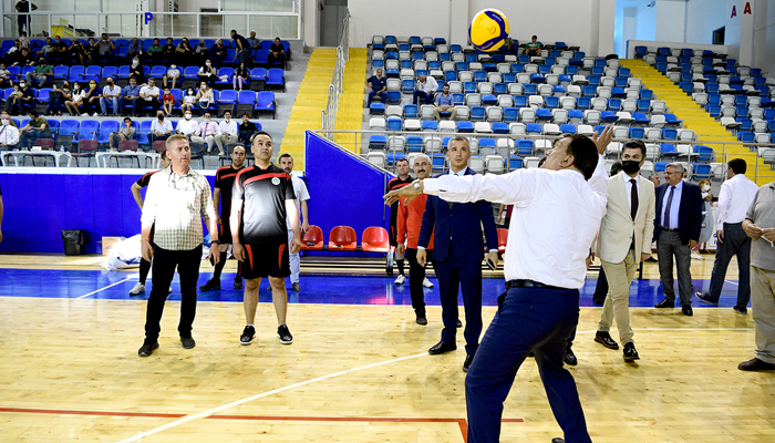 KURUMLAR ARASI FUTBOL VE VOLEYBOL TURNUVASI BAŞLADI