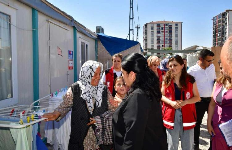 SELDA YAVUZ HANIMEFENDİDEN DEPREMZEDELERE ZİYARET