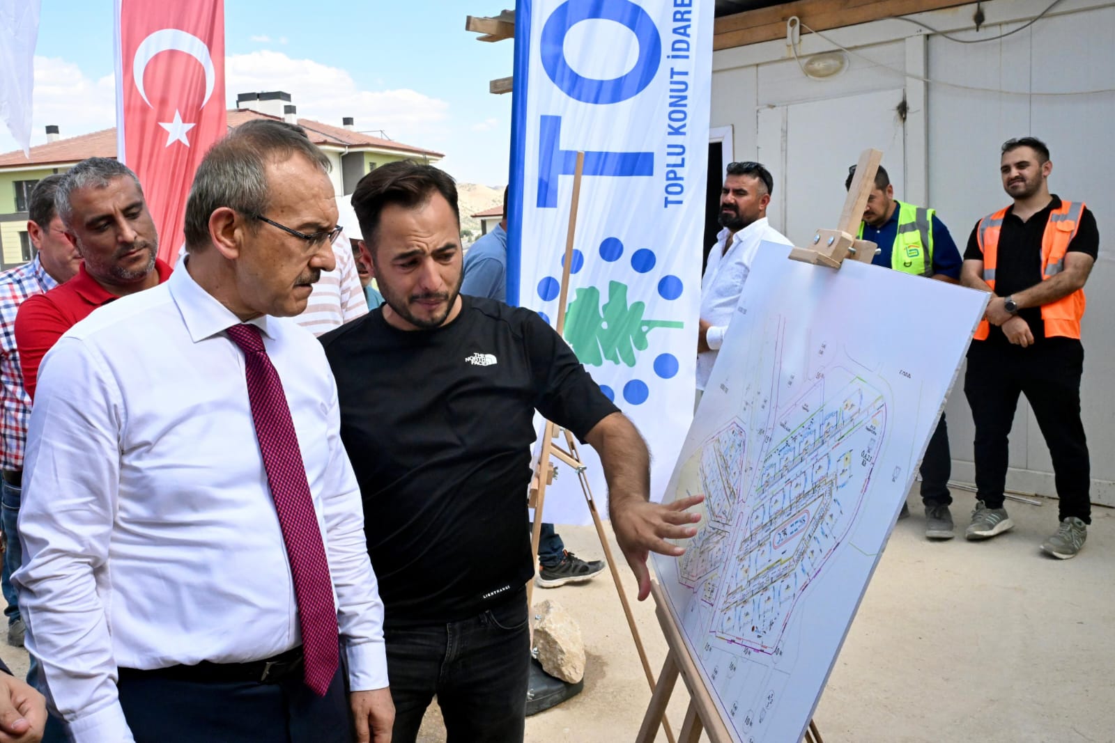 Vali Seddar Yavuz, Hekimhan İlçesinde Yapımı Devam Eden TOKİ Konutlarında İncelemelerde Bulundu