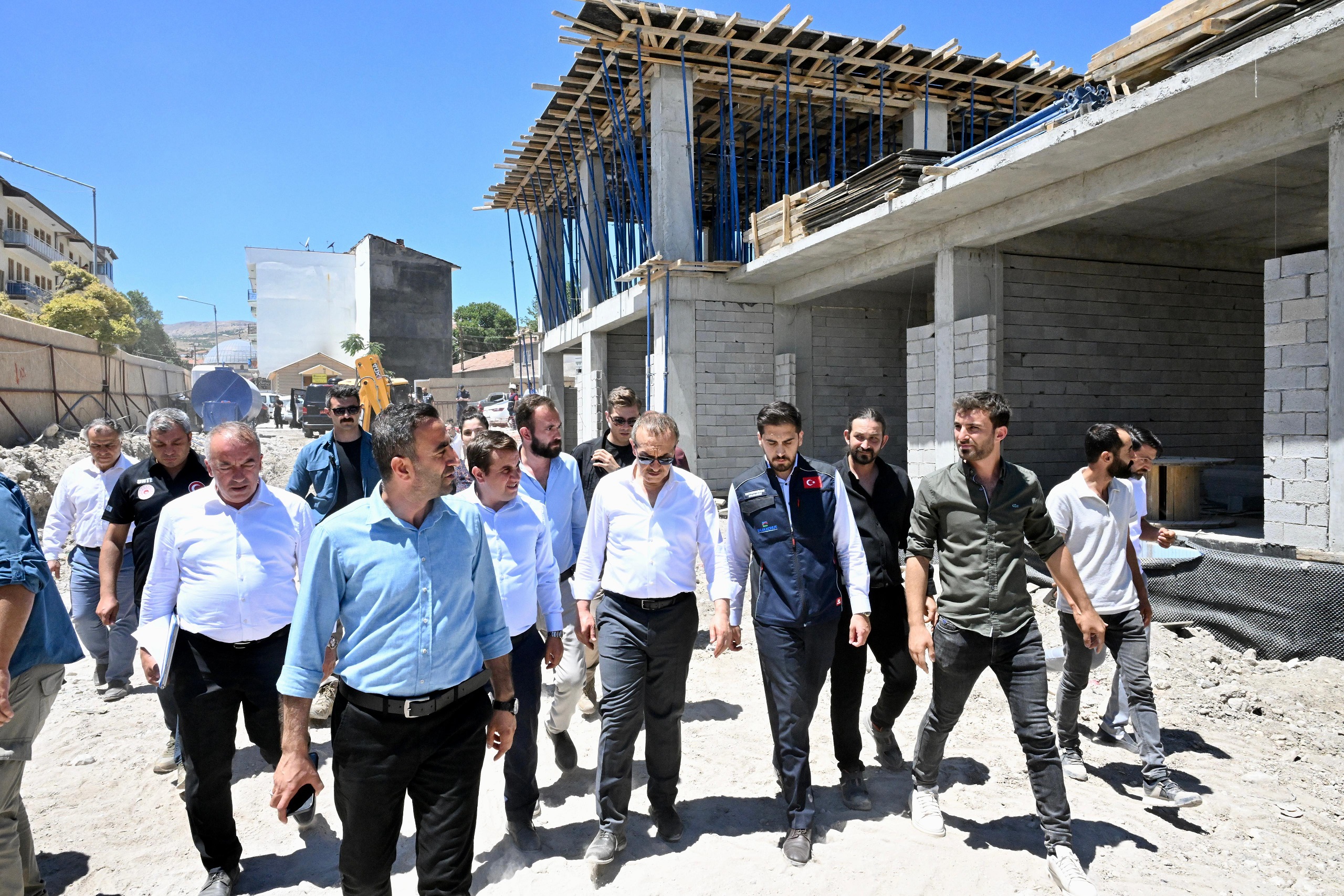 Vali Seddar Yavuz, Yapımı Devam Eden Deprem Konutlarında İncelemelerde Bulundu