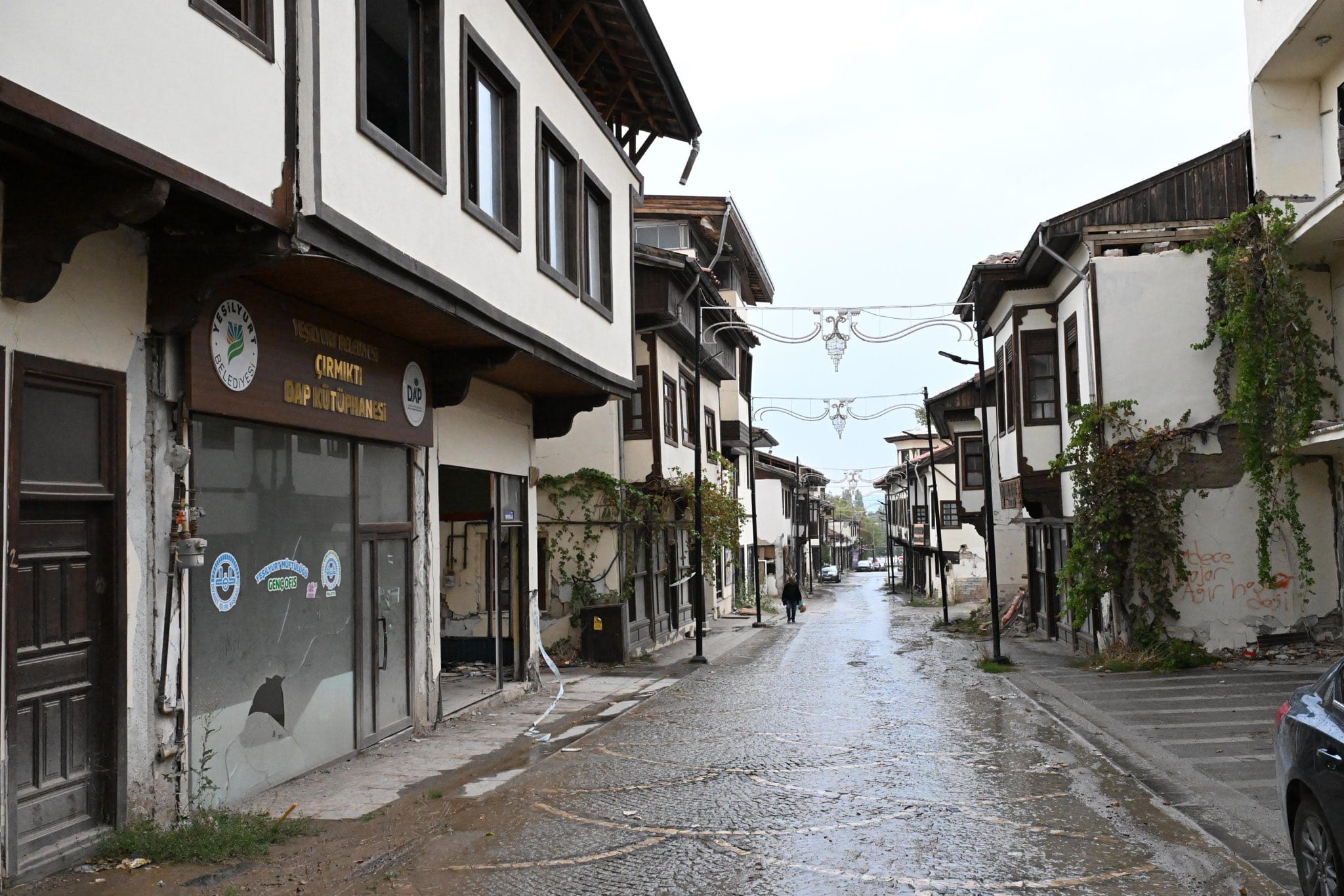 Vali Seddar Yavuz Yeşilyurt İlçesinde Depremden Etkilenen Kültür Varlıklarını İnceledi