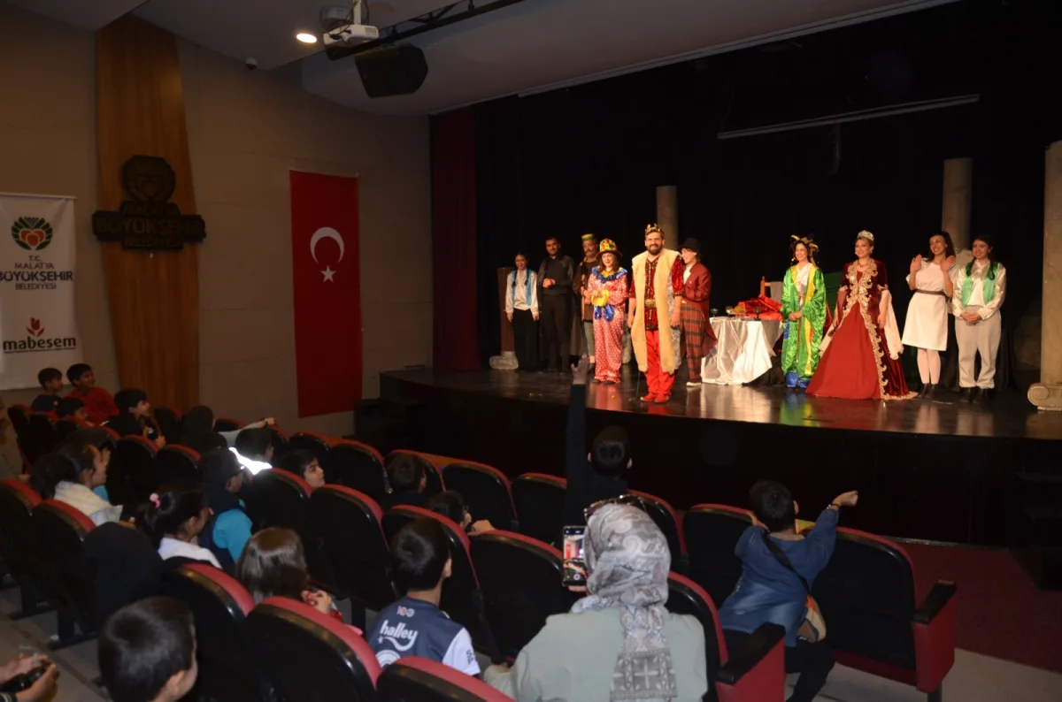 “MİDAS’IN KULAKLARI” TİYATROSU ÇOCUKLARDAN TAM NOT ALDI