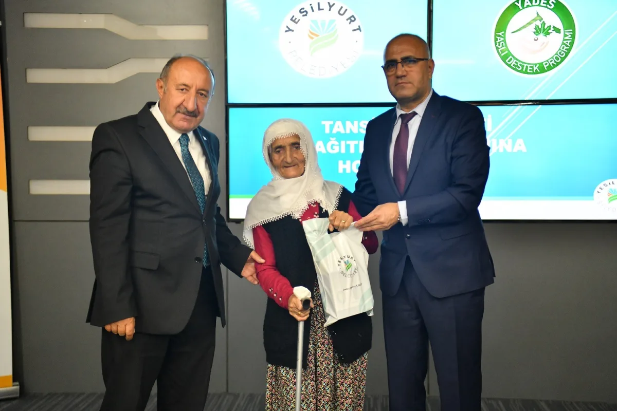 Yeşilyurt Belediyesi'nden İhtiyaç Sahibi Yaşlılara Tansiyon Aleti Desteği