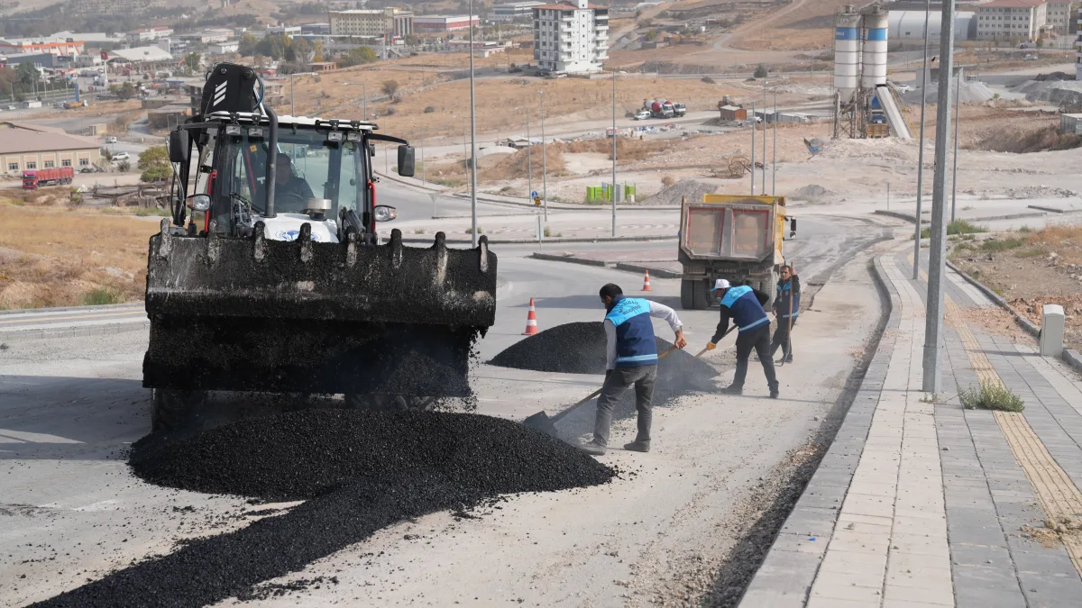 Battalgazi Belediyesi Çamurlu Mahallesi'nde Asfalt Yama Çalışması Yaptı