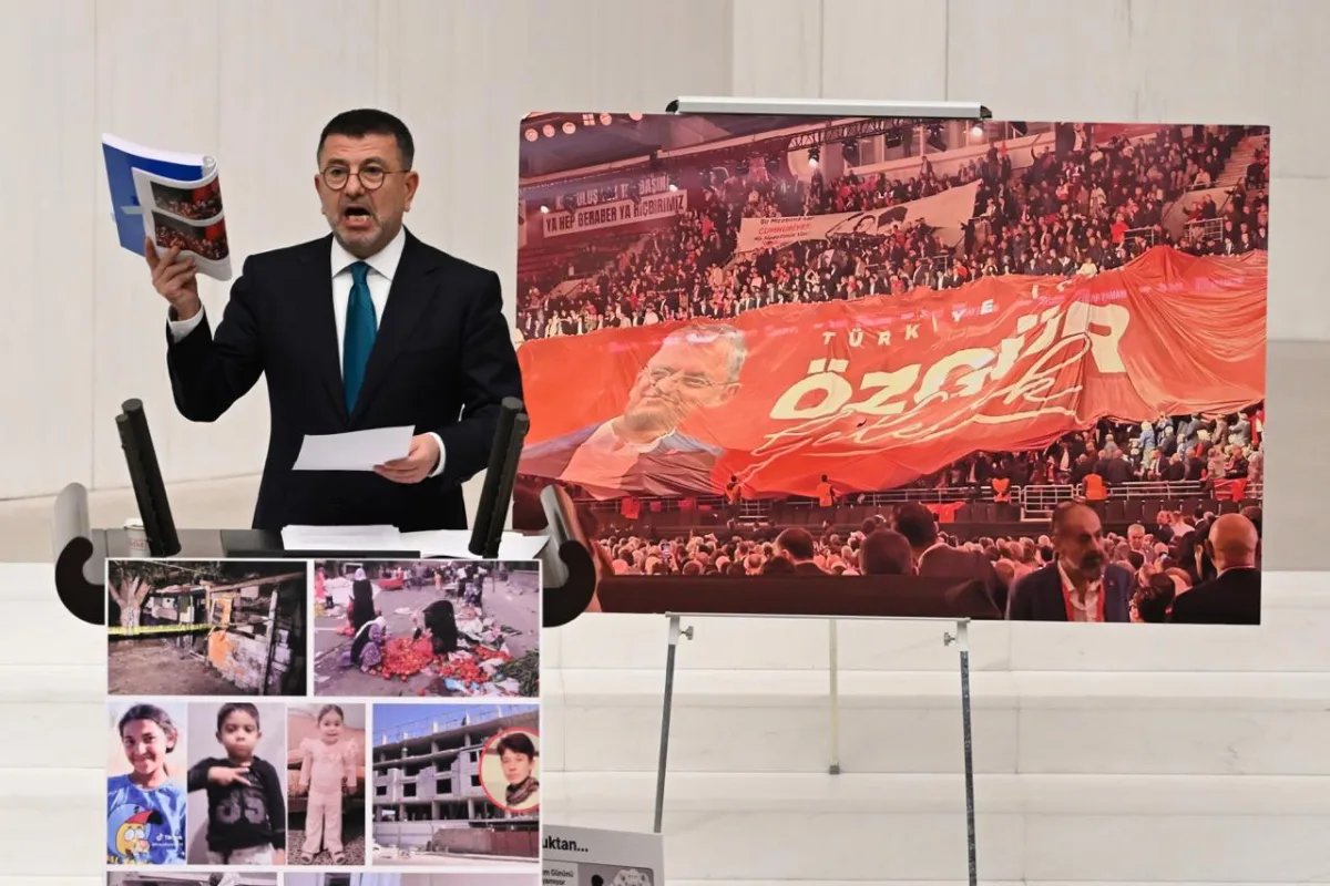 CHP'Lİ AĞBABA GENEL KURUL'DA KÜRSÜYE 'ÖZGÜR GELECEK' PANKARTIYLA ÇIKTI