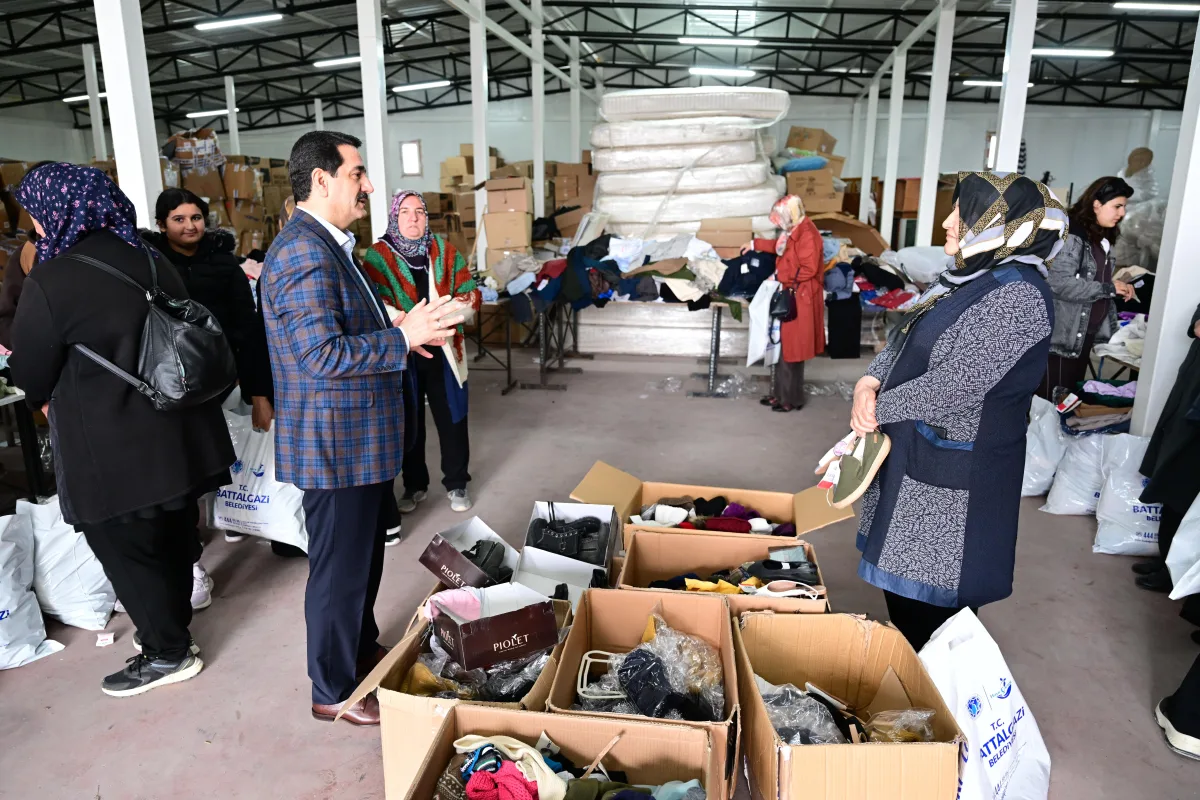 Başkan Taşkın Yardım Malzemeleri Tasnifine Eşlik Etti