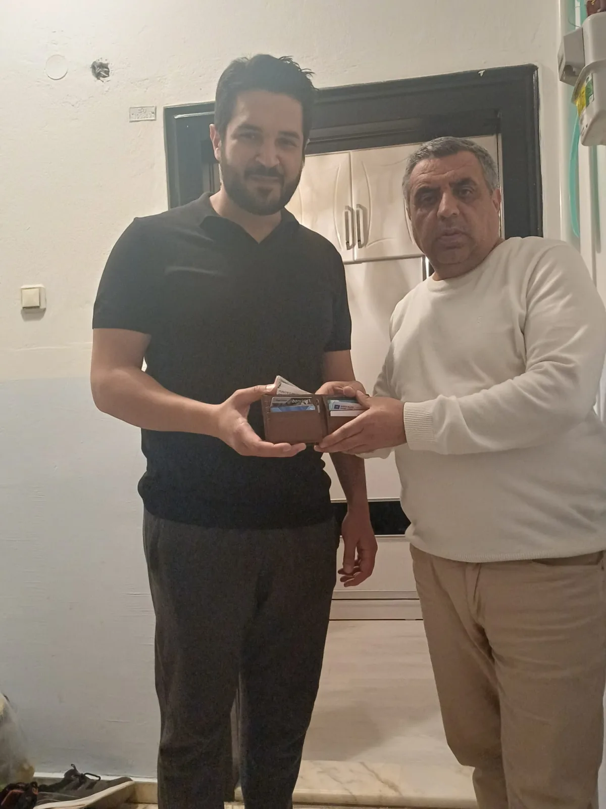Örnek Muhtar, Bulduğu Para Dolu Cüzdanı Sahibine Teslim Etti
