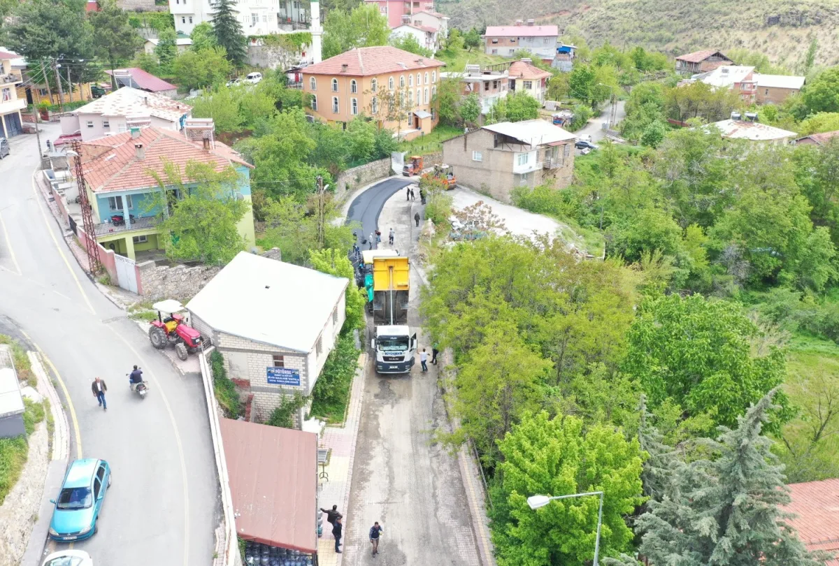 BÜYÜKŞEHİR BELEDİYESİ PÜTÜRGE MERKEZDEKİ YOLU ASFALTLA BULUŞTURDU