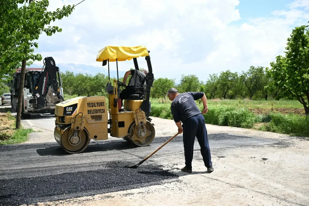 Yeşilyurt Belediyesi Topsöğüt Mahallesi'nin Yollarını Yeniliyor