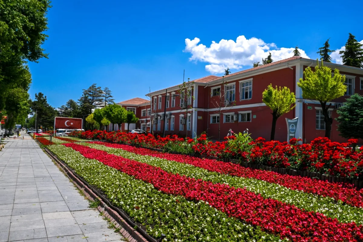 MALATYA’DA PARKLAR VE KAVŞAKLAR ÇİÇEKLERLE SÜSLENDİ