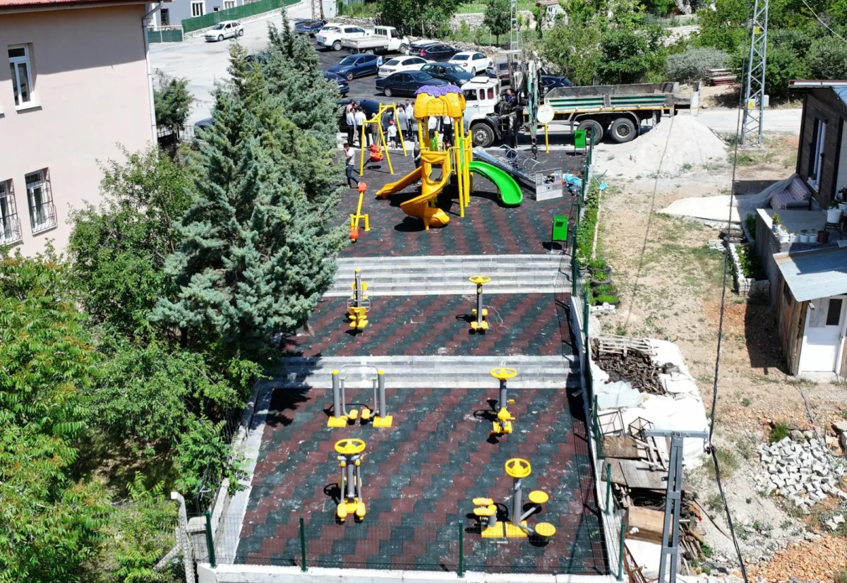 Yeşilyurt Belediyesi'nden Banazı'ya "Güneş Enerjili" Çocuk Parkı