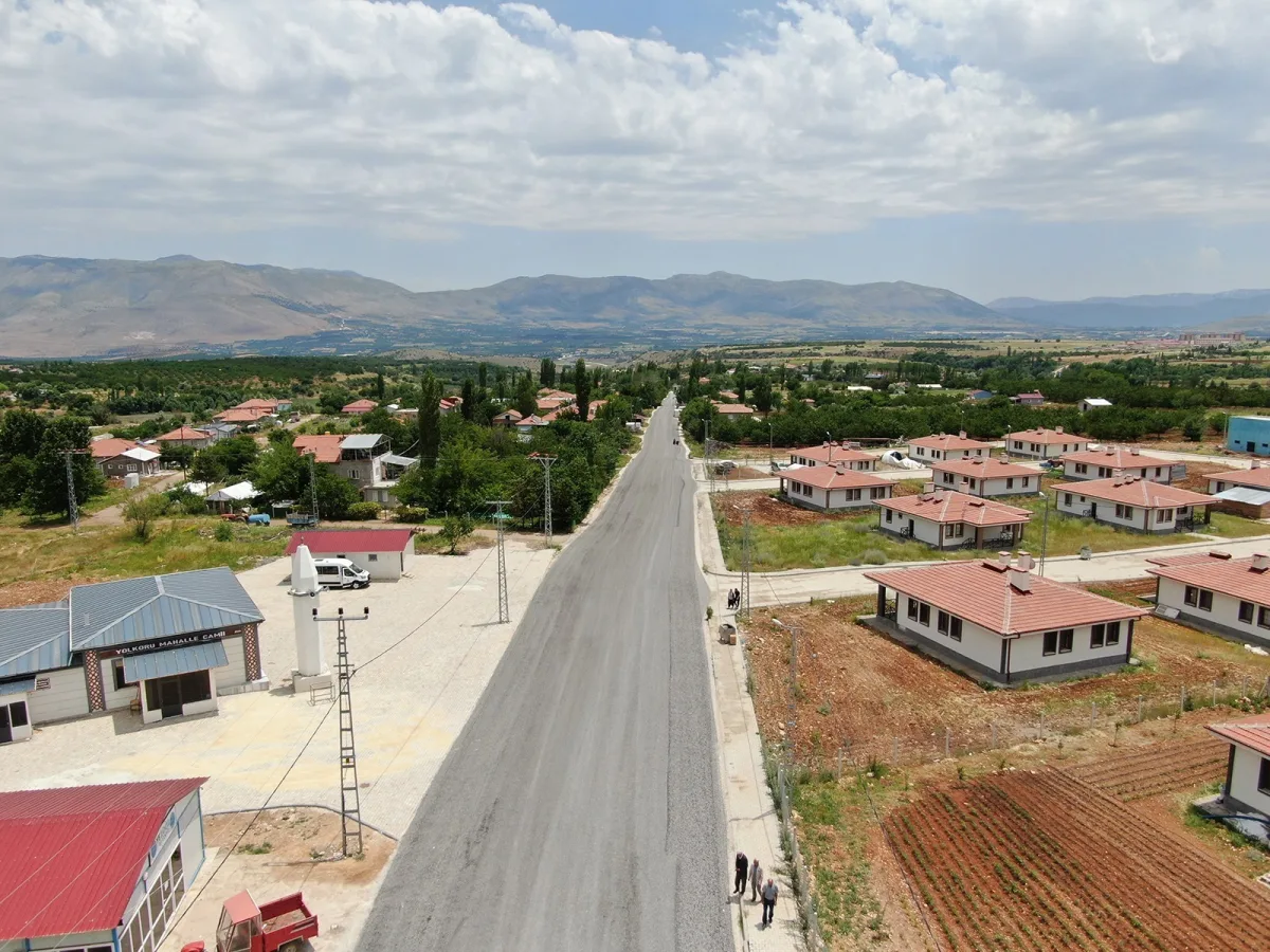 DOĞANŞEHİR YOLKORU ’DA TOZLU YOL TARİHE KARIŞTI
