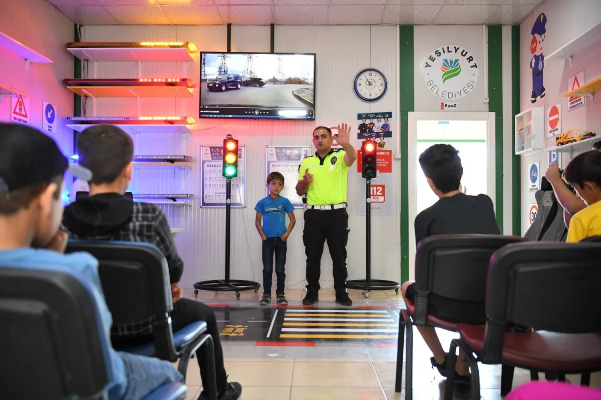 Yeşilyurt Belediyesi Trafik Eğitim Parkı'nda 6 bin 820 Öğrenciye Uygulamalı Trafik Eğitimi