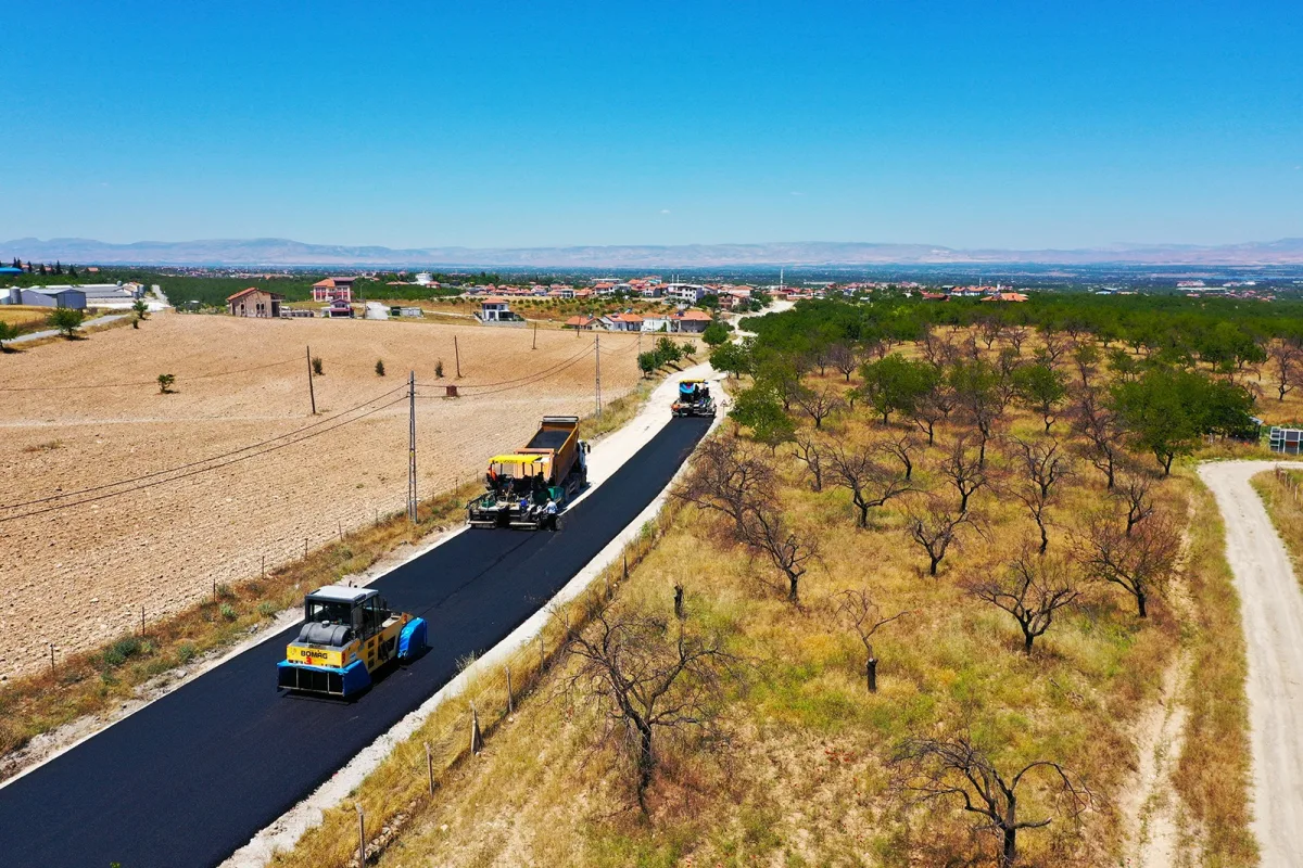 BÜYÜKŞEHİR’DE YOL ÇALIŞMALARI ARALIKSIZ SÜRÜYOR